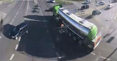 #dziejesiewmoto: ciężarówka taranuje auto osobowe