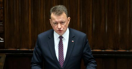 "Przestrzegam pana". Błaszczak zaatakował Hołownię