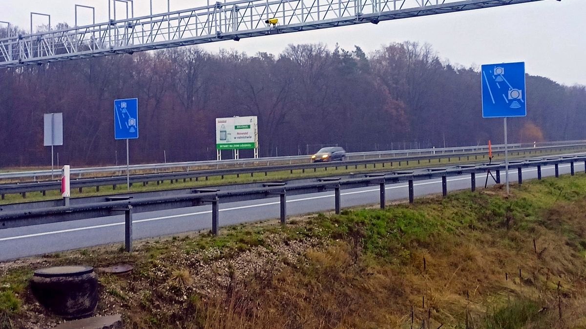 Znak D-51a na początku odcinku pomiaru średniej prędkości