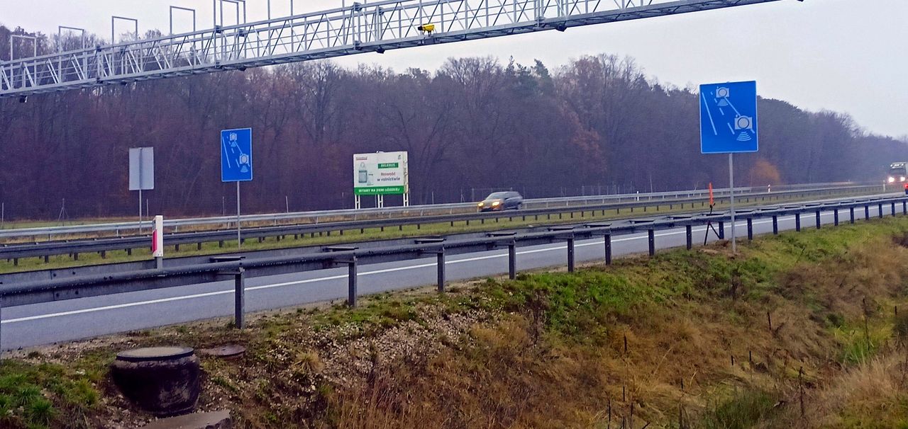 Kierowcy boją się mandatów i jadą wolniej. Rząd myśli o zmianie znaku