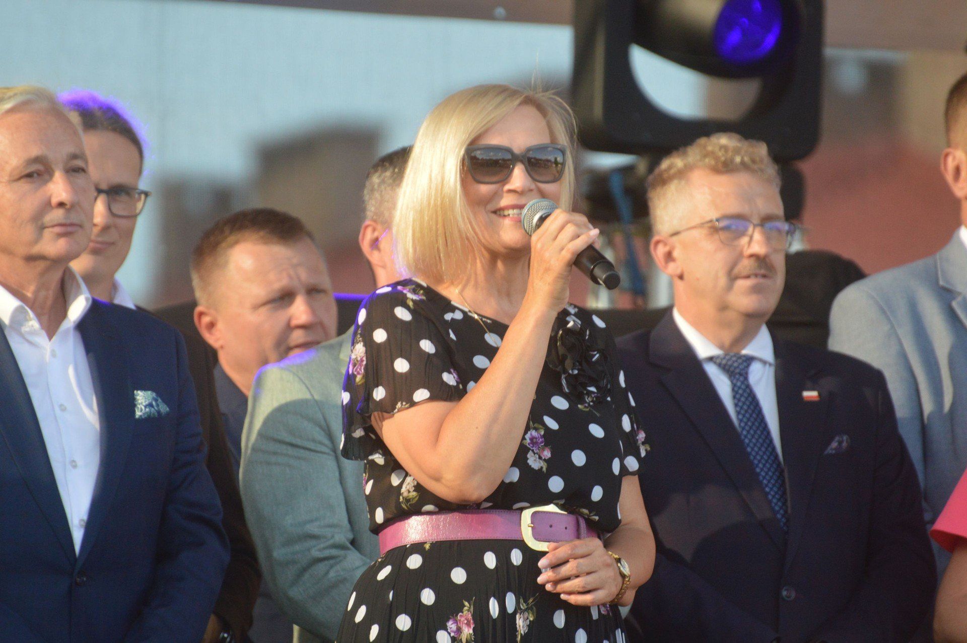 Goście na Dniach Gowarczowa. Marszałek województwa Renata Janik, obok dyrektor generalny Urzędu Wojewódzkiego Michał Cichocki i starosta konecki Grzegorz Piec
