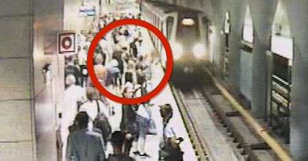 Chciał wepchnąć kobietę pod metro. Wstrząsające sceny w Warszawie