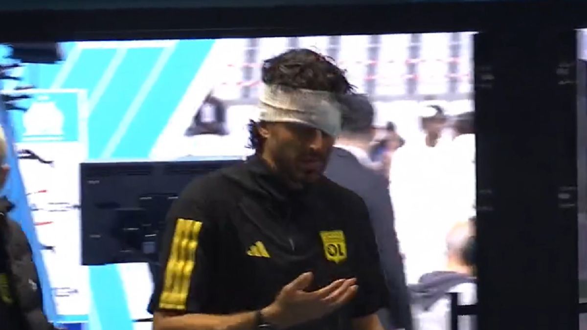 Twitter / Prime Sport Video / Na zdjęciu: Fabio Grosso po ataku chuliganów