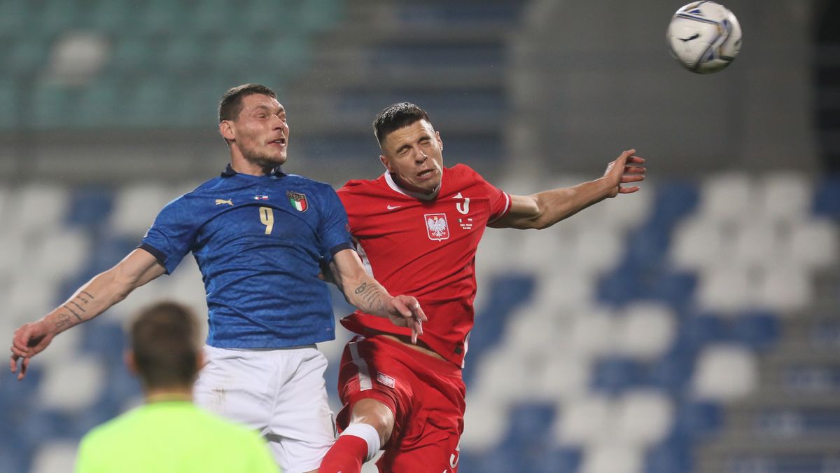 Włoch Andrea Belotti (z lewej) i Polak Jan Bednarek (z prawej)