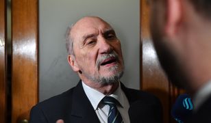 Macierewicz nie odpuszcza. Nie przekazał kluczy do sejfów