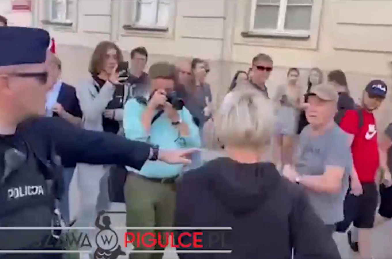 Awantura podczas marszu Powstania Warszawskiego. Wyrwali kobiecie transparent