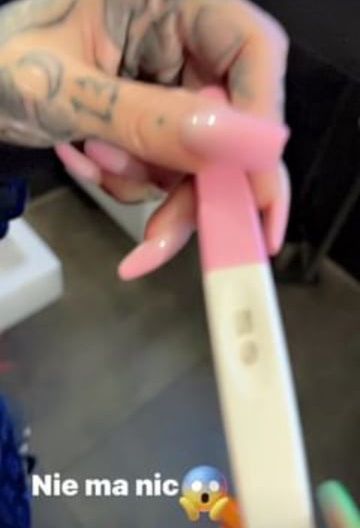 Adrianna Eisenbach robi test ciążowy