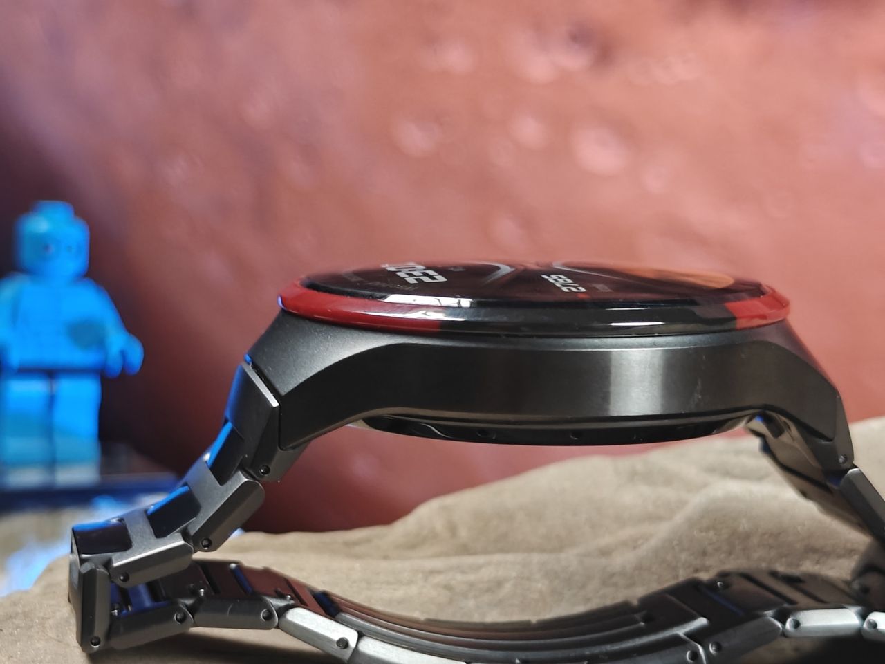 Huawei Watch 4 Pro Space Edition ma kopertę wykonaną z tytanu i pokrytą powłoką DLC