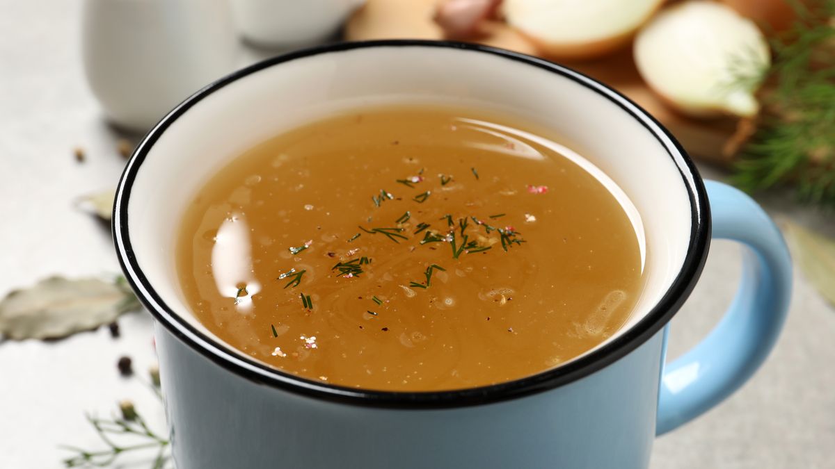 Kubek tego rosołu stawia na nogi nawet po hucznym sylwestrze 