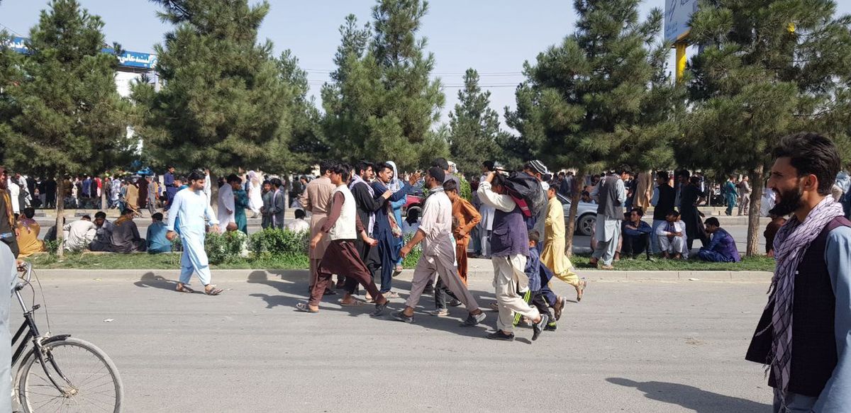  Tysiące Afgańczyków po niedzielnych wydarzeniach chce uciekać z kraju. Burmistrz Bielan zadeklarował oddanie afgańskim rodzinom współpracowników polskich misji wojskowych pięciu mieszkań. (Photo by Sayed Khodaiberdi Sadat/Anadolu Agency via Getty Imawges