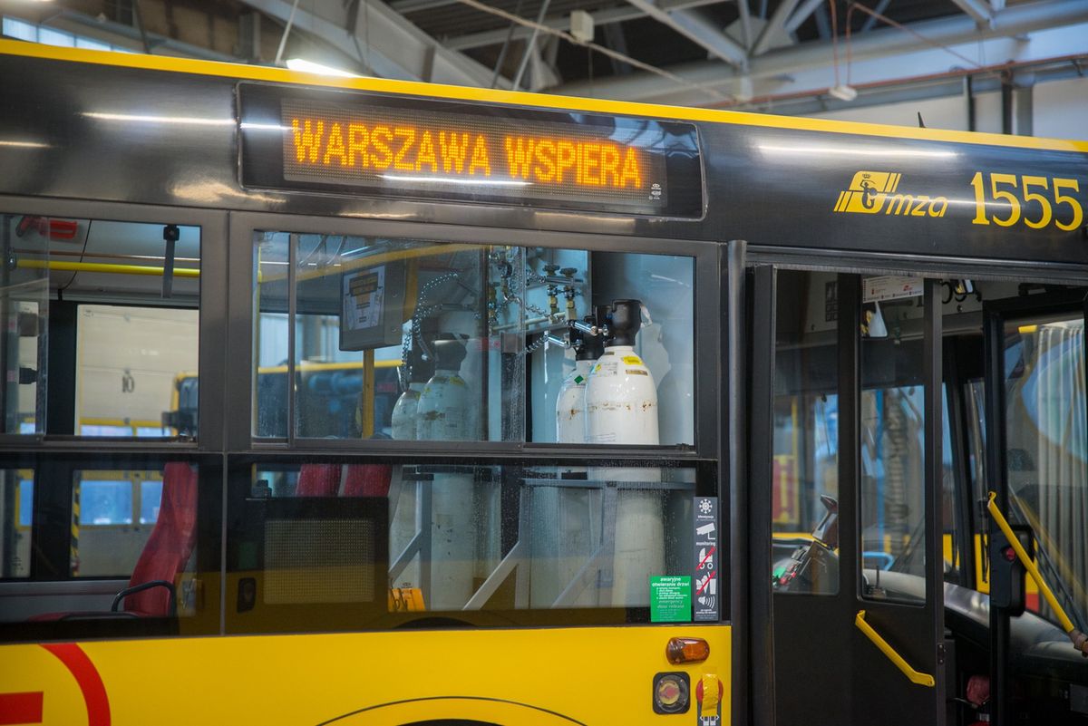 Warszawa. Dwa autobusy przystosowane do przewozu pacjentów stoją w zajezdni
