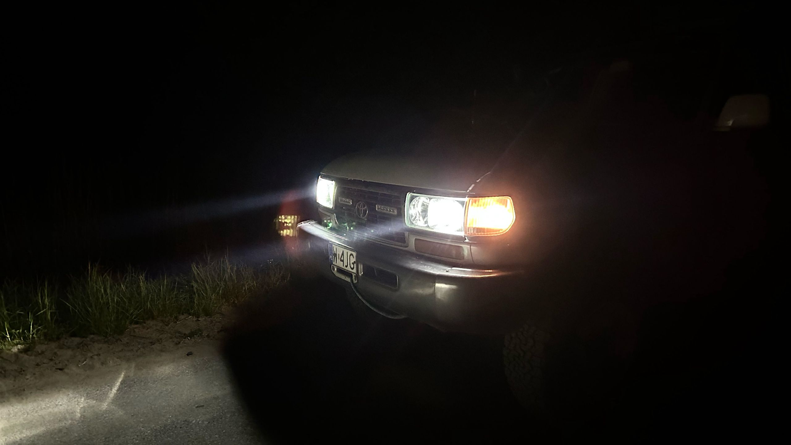 Toyota Land Cruiser z 1990 roku, ale z nowymi reflektorami