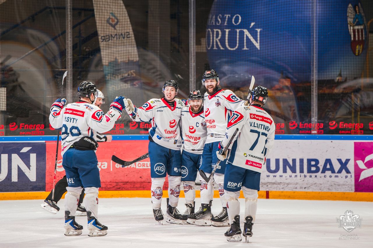 Radość toruńskich hokeistów po strzelonej bramce  