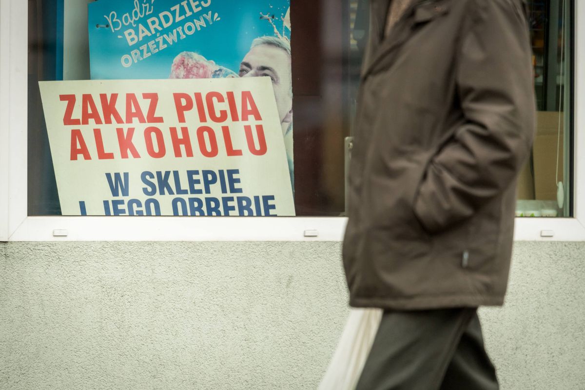Policjanci w Dąbrowie Górniczej poszukują osób, które zakupiły prawdopodobnie skażoną partię denaturatu w sklepie przy ulicy Sienkiewicza 15 