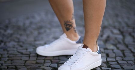 Białe buty. Jak skutecznie oczyścić jasne obuwie? Poznaj skuteczne domowe sposoby