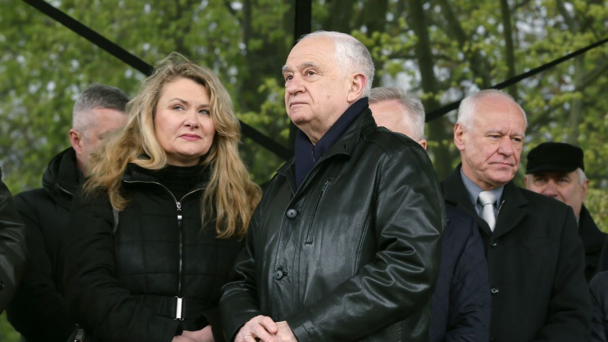 eurodeputowany Janusz Zemke  i Katarzyna Piekarska podczas demonstracji przed Sejmem