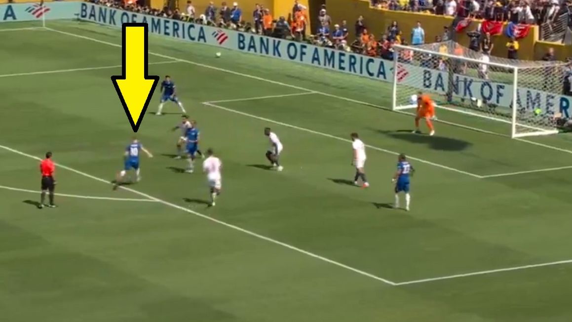 Twitter / Screen / DAZN / Na zdjęciu: Cole Palmer był nie do zatrzymania dla obrony PSG