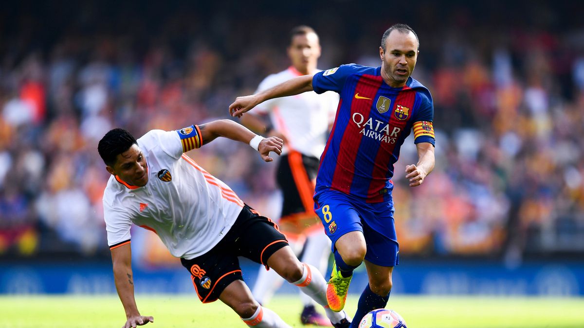 Zdjęcie okładkowe artykułu: Getty Images / David Ramos / Enzo Perez atakuje Andresa Iniestę