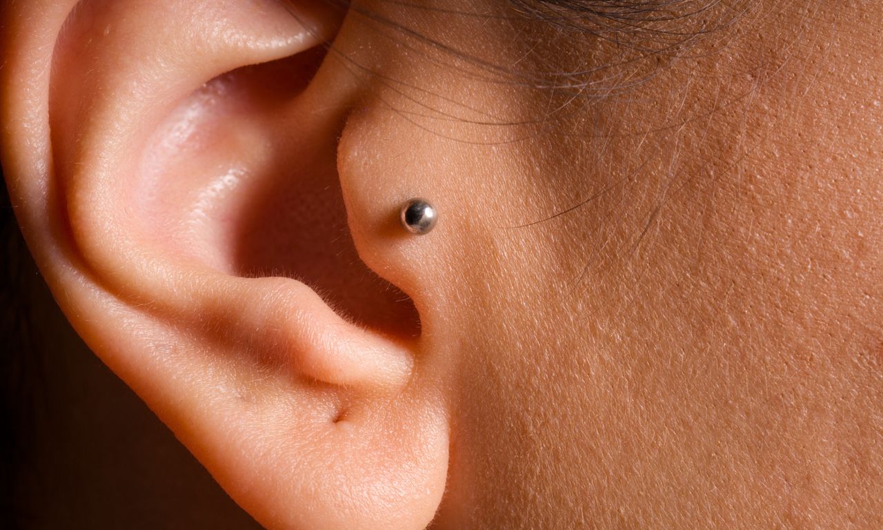 Tragus. Intrygujący kolczyk dla wielbicieli unikalnego piercingu