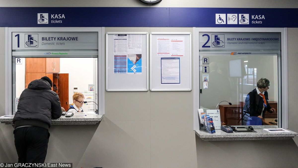 Na dworcach sklepy moga być otwarte w każdą niedzielę, ale tylko "w zakresie związanym z bezpośrednią obsługą podróżnych."