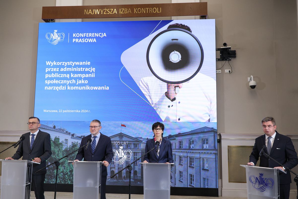 Warszawa, 22.10.2024. P.o. dyrektor Delegatury NIK w Poznaniu Karolina Wirszyc-Sitkowska (2P), jej zastępcy Przemysław Grad (2L) i Paweł Siuda (L) oraz wiceprezes NIK Michał Jędrzejczyk (P) podczas konferencji prasowej