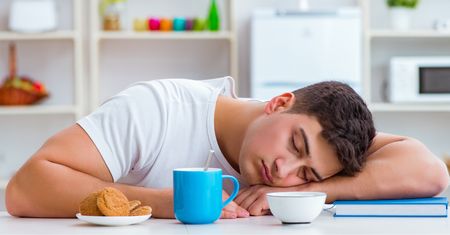 To wpływa na apetyt. Mniejsza ilość snu zaburza gospodarkę hormonalną