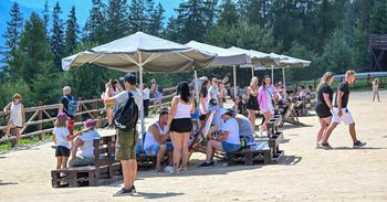 Zakopane: Słoneczny relaks na Gubałówce. Turyści plażują na najwyżej położonej plaży w Polsce