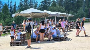 Zakopane: Słoneczny relaks na Gubałówce. Turyści plażują na najwyżej położonej plaży w Polsce
