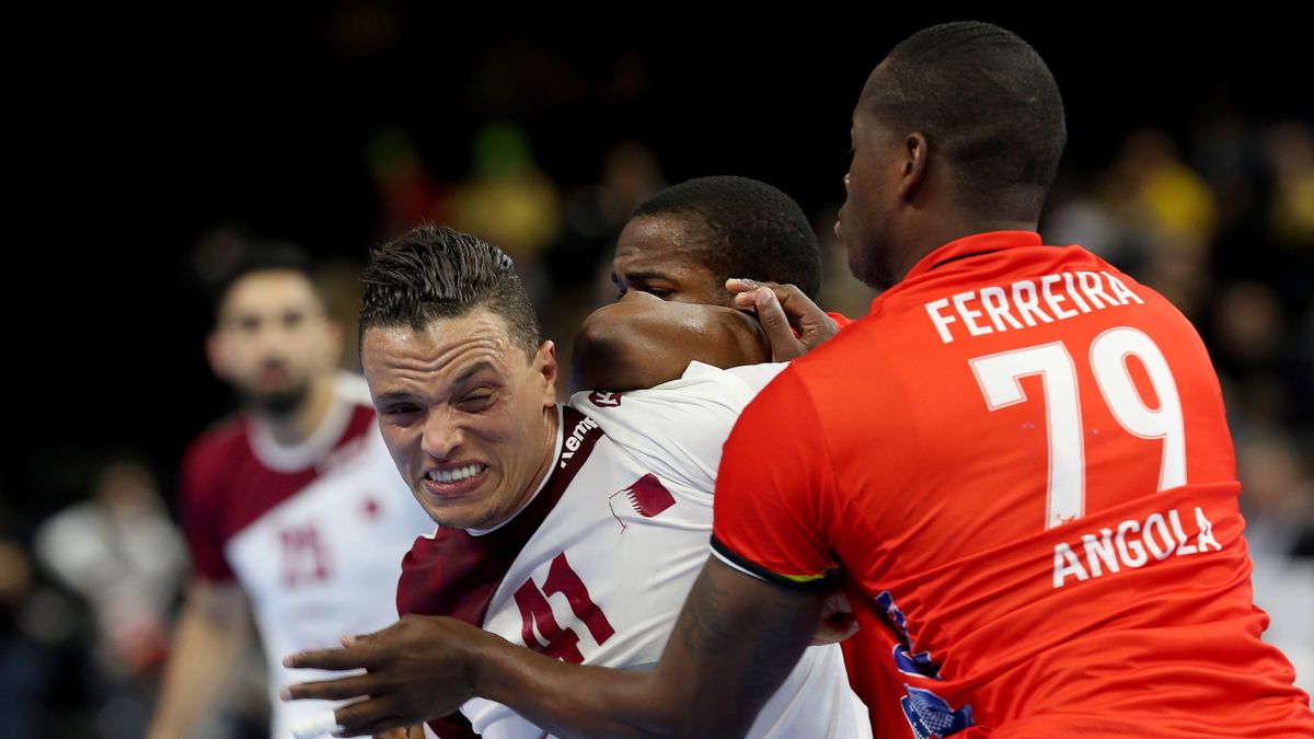 PAP/EPA / SRDJAN SUKI  / Na zdjęciu: Youssef Ali (z lewej) oraz Edvaldo Ferreira (z prawej)