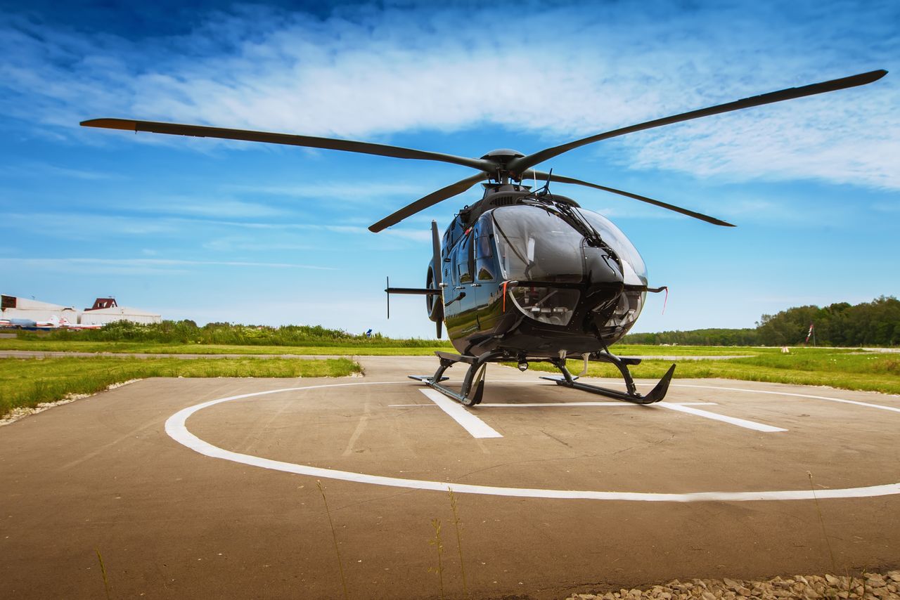 Ląduje helikopterem we wsi. Mieszkańcy wkurzeni, milioner się tłumaczy
