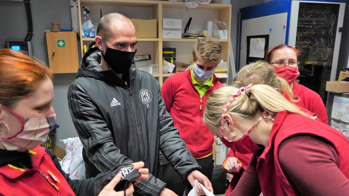 piłkarz Sigmy przekazuje maski ochronne