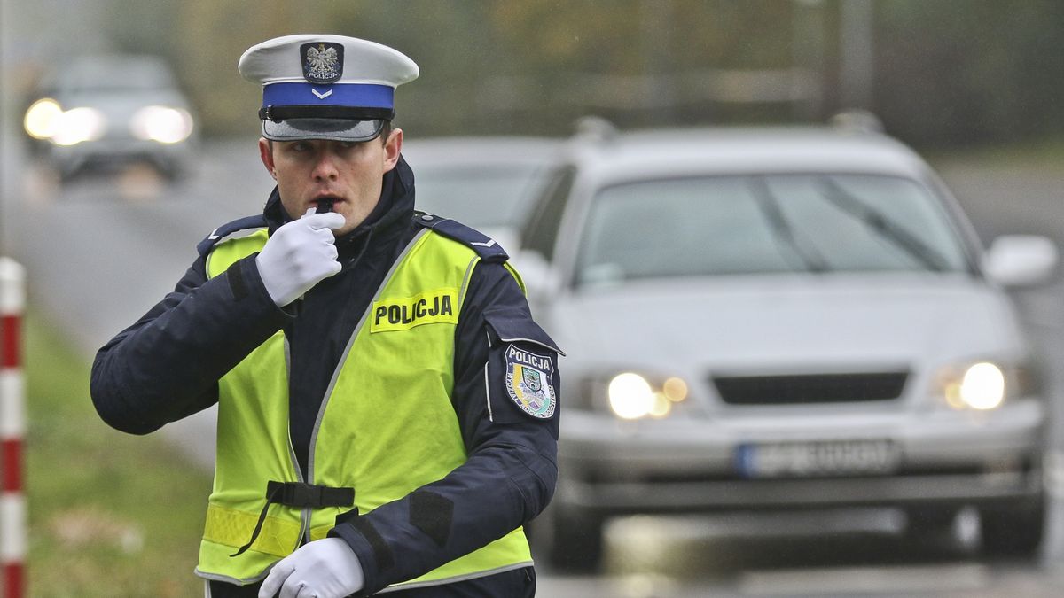 W dobie niezawodnych sygnalizacji kierowanie ruchem przez policję to rzadkość. Wyjątkiem jest dzień Wszystkich Świętych