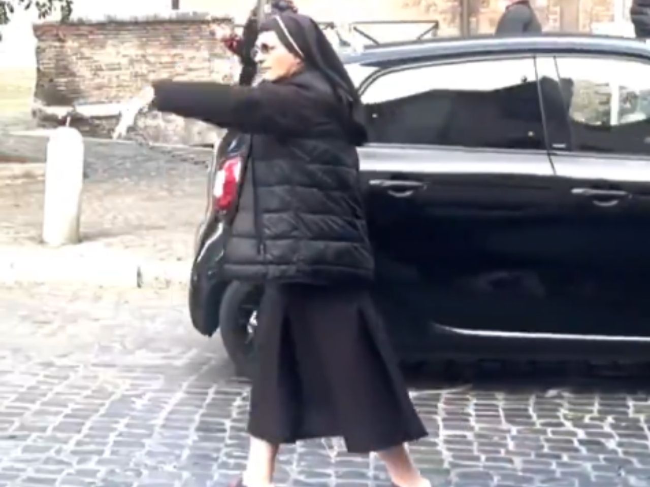 Nagle wyszła na ulicę i zaczęła kierować ruchem. Nagranie to hit