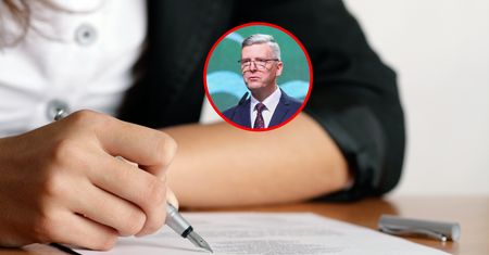 Dostał jedynkę z wypracowania. Jest profesorem polonistyki