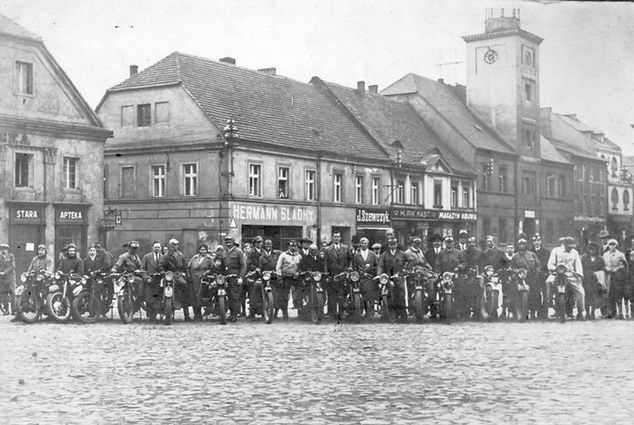 Motocykliści rybniccy w szeregu obok Starej Apteki Zdzisława Byśka przy zachodniej pierzei Rynku