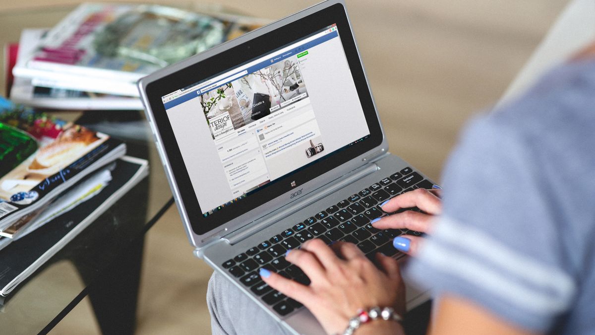 Facebook pracuje nad nową wersją Messengera na pulpit Windowsa, fot. Pexels