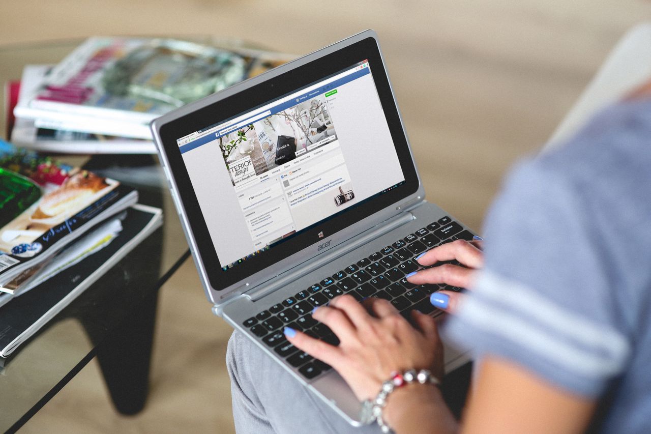 Facebook pracuje nad nową wersją Messengera na pulpit Windowsa, fot. Pexels