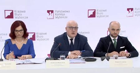 Członkowie komisji wyborczej powiedzieli "Dość!". Spali na kościelnych ławkach