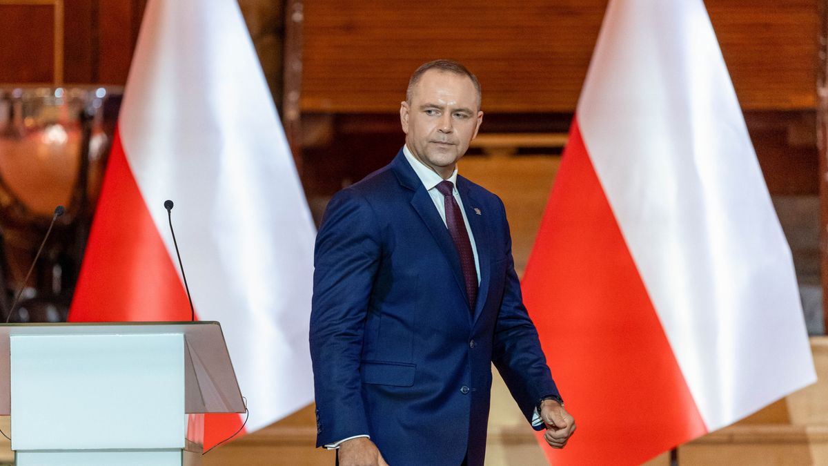 Poznań, 28.06.2026. Prezydent RP Karol Nawrocki podczas uroczystości w Auli Uniwersytetu im. Adama Mickiewicza w Poznaniu, w ramach międzynarodowych obchodów 70. rocznicy wydarzeń Czerwca 1956 r., 28 bm. Poznański Czerwiec to pierwszy w czasach PRL-u strajk generalny i demonstracje uliczne, które miały miejsce pod koniec czerwca 1956 r. w stolicy Wielkopolski. Protesty zostały krwawo stłumione przez wojsko i milicję. (mr) PAP/Paweł Jaskółka