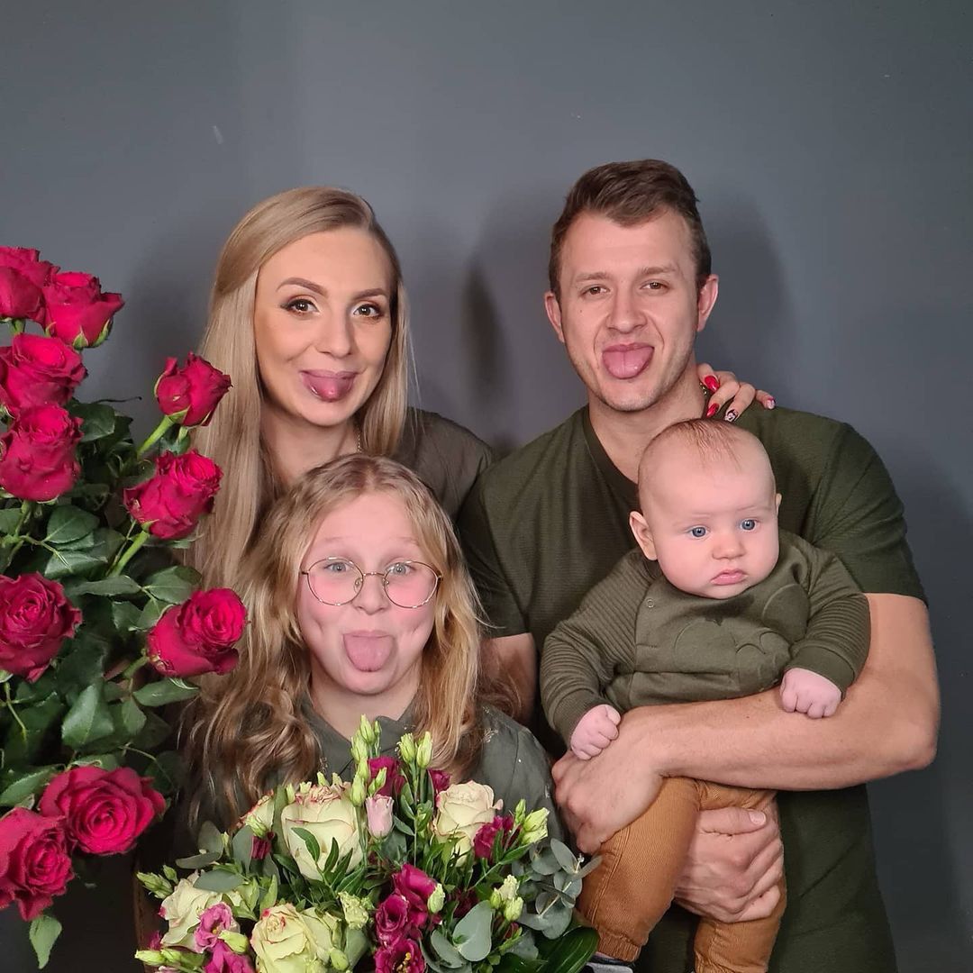 Dawid Narożny chwali się rodzinną sesją z partnerką i dziećmi