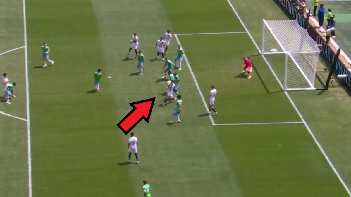 Twitter / DAZN Football / Nietypowy gol Kwaracchelii