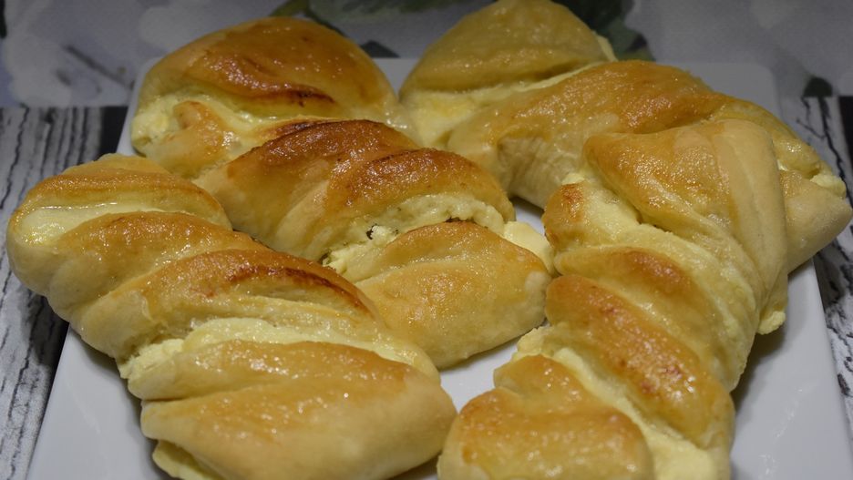 Puszyste kręcone drożdżówki z serem. Idealne na podwieczorek