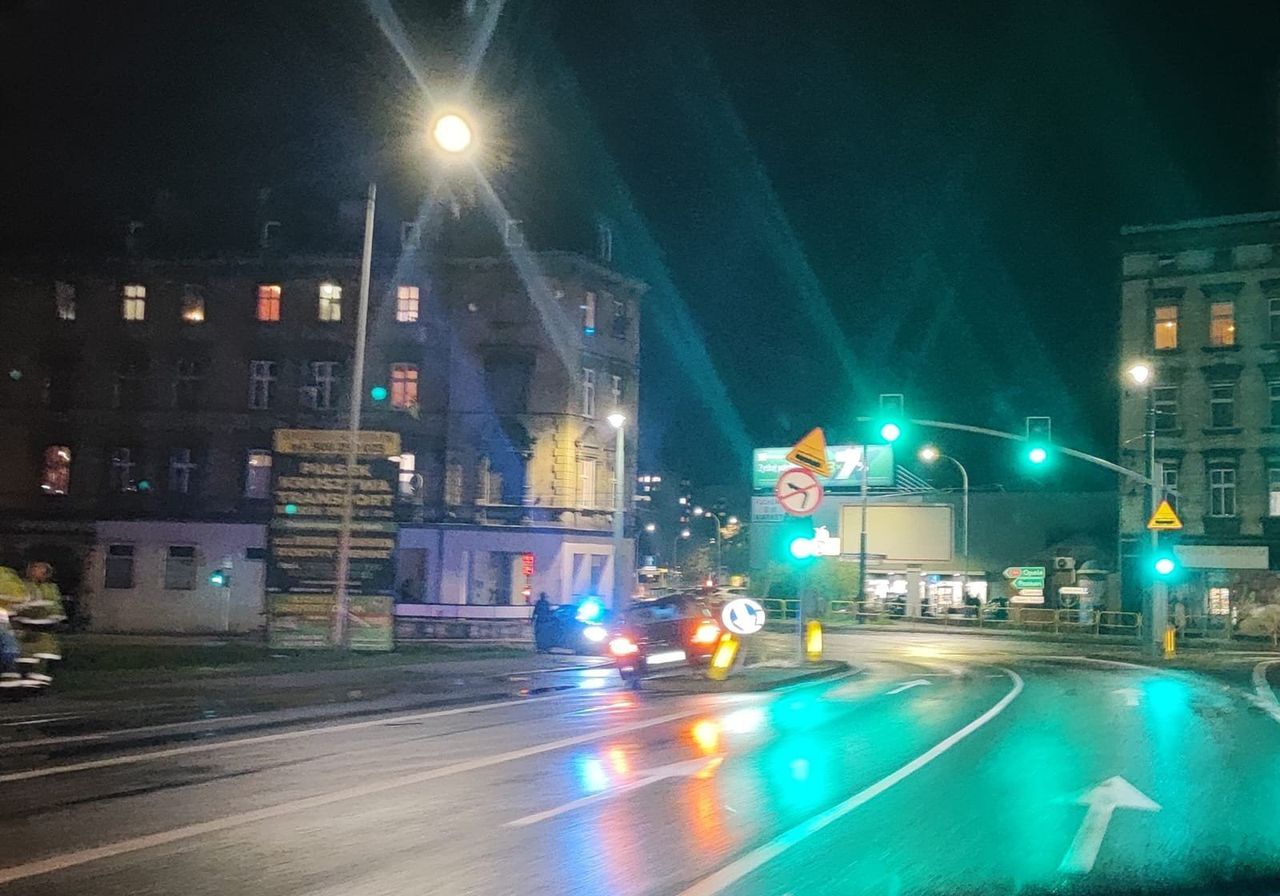 Bytom: Kierowca uderzył w znak na wysepce. Zapłaci mandat