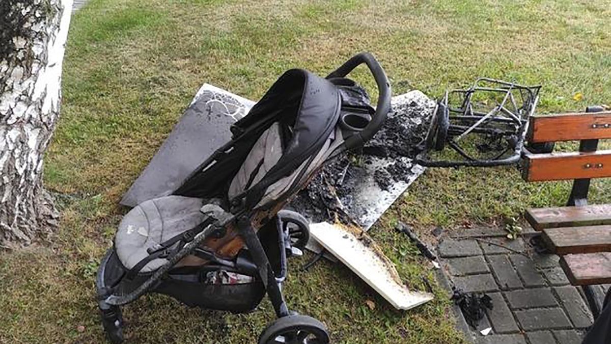 Nastolatkowie podpalili dziecięce wózki na klatce schodowej