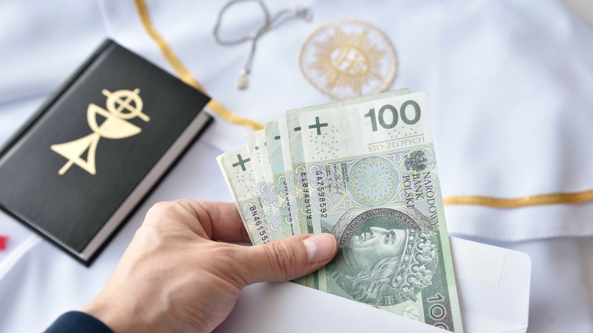 Stock BaMa
Fot. Bartlomiej Magierowski/EastNews. Wroclaw 28.04.2022. Symbole I Komunii Swiete: alba, medalik, modlitewnik i pieniadze.
Bartlomiej Magierowski