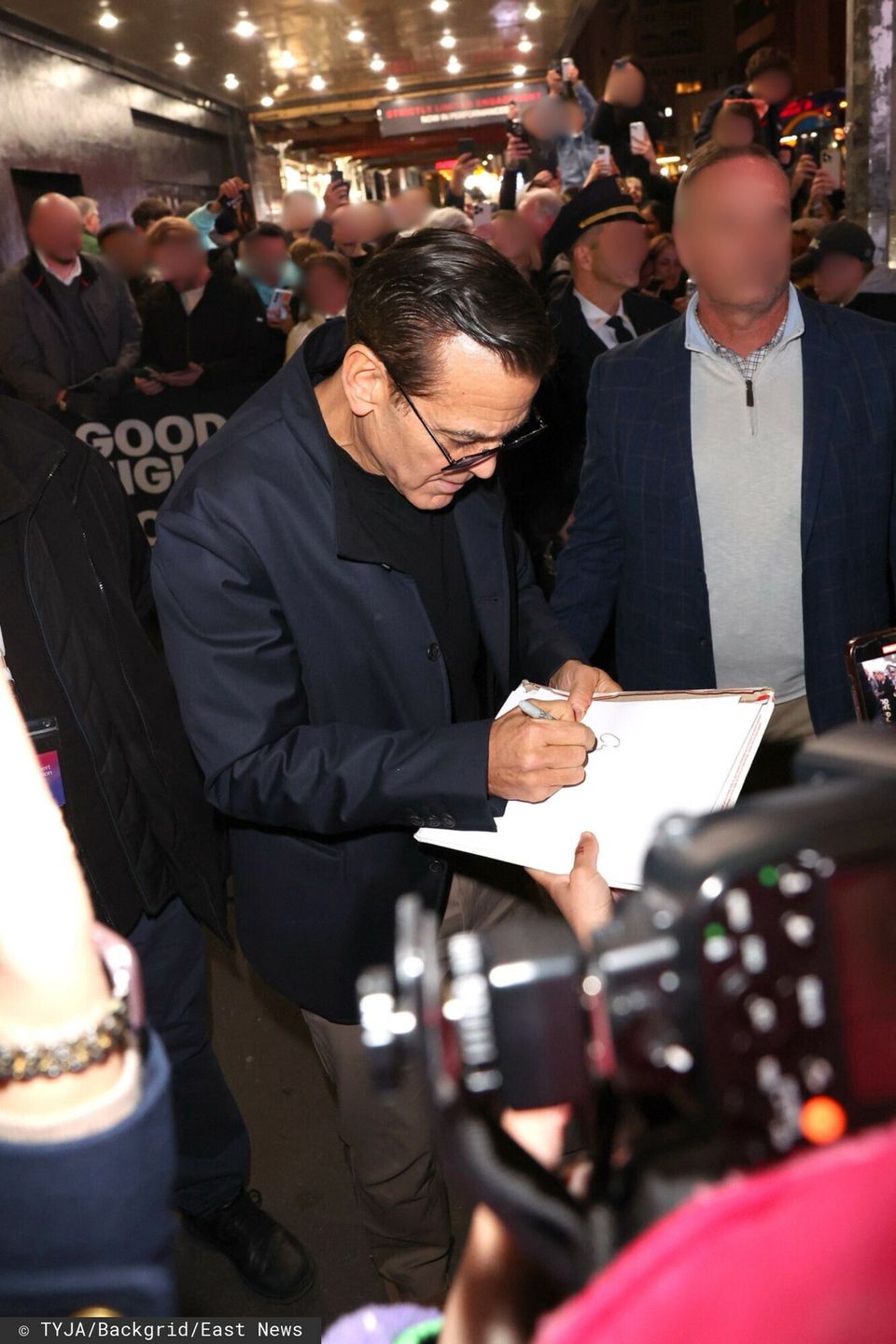 George Clooney rozdaje autografy w nowej fryzurze