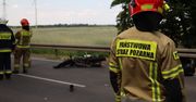 Zderzenie motocykla z samochodem osobowym w miejscowości Szubin-Wieś. Droga wojewódzka zablokowana