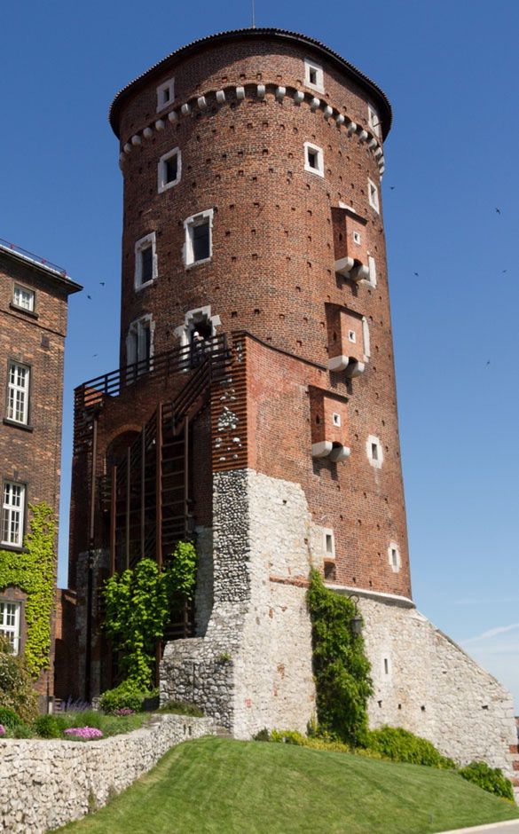 XV-wieczna wieża Sandomierska na Wawelu. Widoczne trzy wykusze zrekonstruowane w ostatnich latach. Ich średniowieczne pierwowzory pełniły zapewne między innymi funkcję latryn. Podobne toalety, wystające poza mury rezydencji, znajdowały się też w rejonie zabudowań pałacowych.
