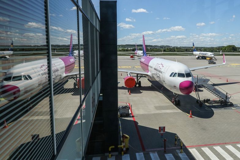 Wizzair i Ryanair czekają na decyzję Polski o otwarciu granic. LOT realizuje już rejsy, ale wyłacznie krajowe