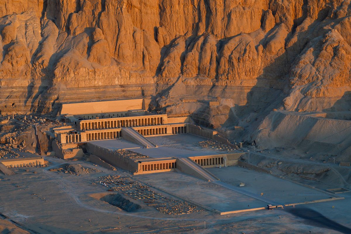 Wyryta częściowo w skale świątynia to jeden z wielu zabytków, dostępnych dla zwiedzających w kraju rafy koralowej i faraonów